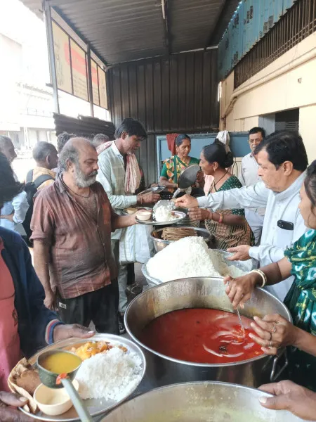 મોરબી જલારામ ધામના સદાવ્રતમાં ભજન કલાકાર અશોકભાઈ ભાયાણીએ ભોજન પીરસીને ધન્યતા અનુભવી