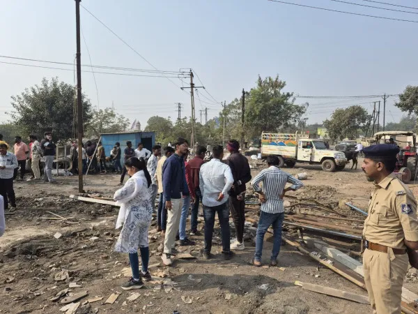 લીલાપર ચોકડી પાસે ગેરકાયદે દબાણો પર મનપાનું બુલડોઝર તૂટી પડ્યું