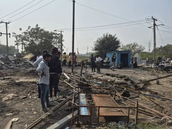 લીલાપર ચોકડી પાસે ગેરકાયદે દબાણો પર મનપાનું બુલડોઝર તૂટી પડ્યું