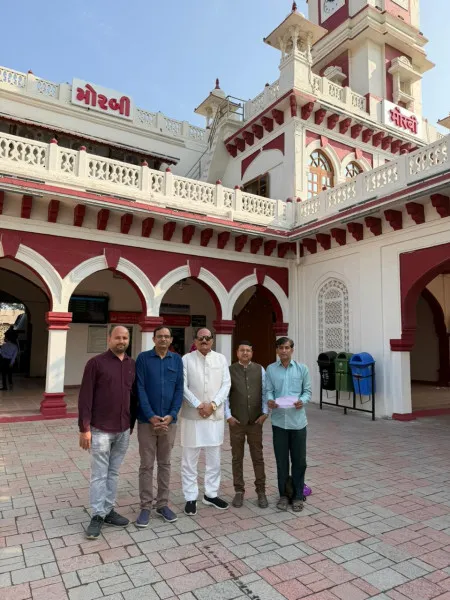 વેસ્ટર્ન ઝોનના જનરલ મેનેજર સાથે ટાઇલ્સના પરિવહન માટે રેલવેના વ્યાપક ઉપયોગ મામલે ગહન ચર્ચા