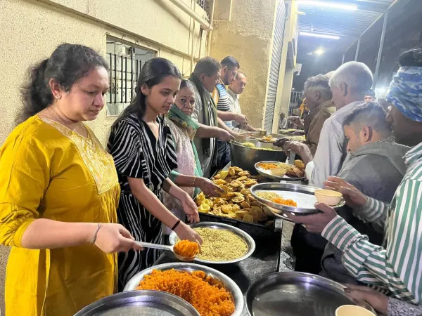 મોરબીના જલારામધામના સદાવ્રતમાં મહાપ્રસાદ યોજી જન્મદીવસની ઉજવણી
