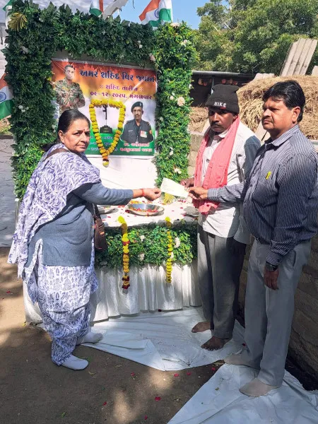 મોરબીના શહીદ જવાન પરિવારને નિવૃત શિક્ષિકાએ મરણમૂડીમાંથી 51 હજારની સહાય આપી
