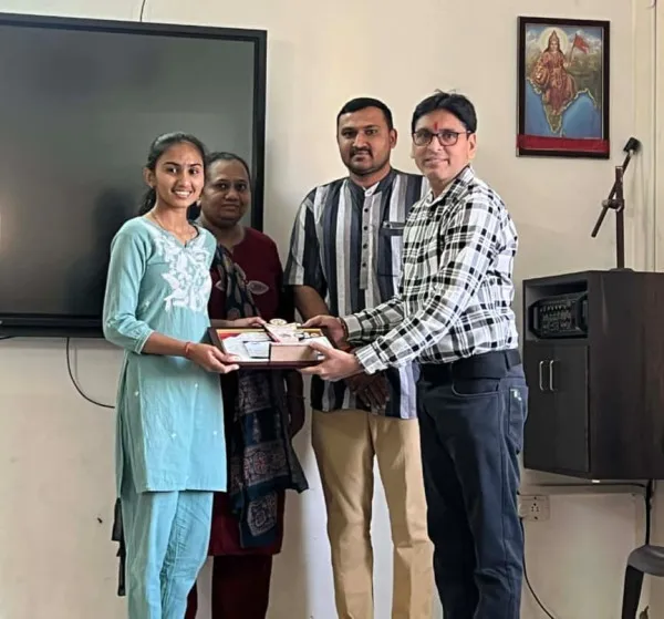 મોરબીના પ્રખર સાહિત્યકારની દીકરી પલકે ગાયન સ્પર્ધામાં બીજો નંબર મેળવી પિતાનું નામ રોશન કર્યું
