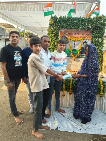 શહીદ વીરના પરિવારને ૧,૫૧,૦૦૦ નું આર્થિક યોગદાન આપી માનવતાનું ઉત્તમ ઉદાહરણ પૂરું પાડ્યું.

