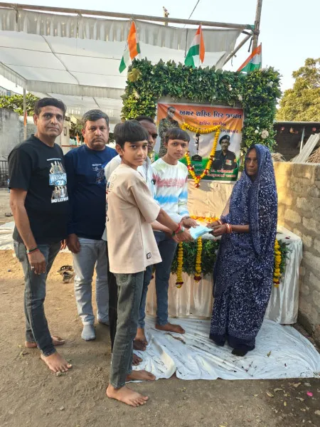 શહીદ વીરના પરિવારને ૧,૫૧,૦૦૦ નું આર્થિક યોગદાન આપી માનવતાનું ઉત્તમ ઉદાહરણ પૂરું પાડ્યું.

