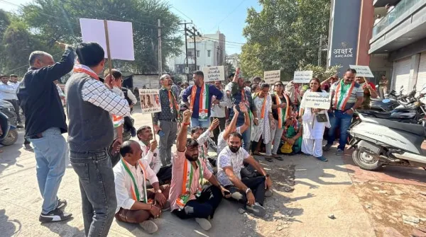 મોરબીમાં ભાજપ કાર્યાલયની બહાર કોંગ્રેસનું સત્યમેવ જયતેના નારા સાથે વિરોધ પ્રદર્શન
