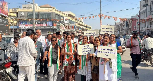 મોરબીમાં ભાજપ કાર્યાલયની બહાર કોંગ્રેસનું સત્યમેવ જયતેના નારા સાથે વિરોધ પ્રદર્શન
