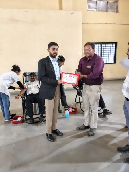 મોરબી મહાનગર પાલિકાની ઉજવણી અંતર્ગત MMCના ક્રમચારીઓ દ્વારા રક્તદાન કેમ્પ યોજાયો. 

