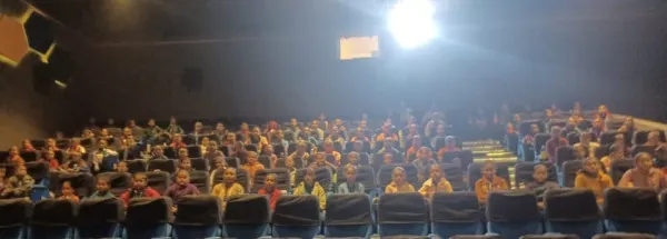 શાળાની બાળાઓને લાલો ફિલ્મ બતાવી યંગ ઈન્ડિયા ગ્રૂપના મેન્ટોર દેવેન રબારીએ જન્મદિવસ ઉજવ્યો 