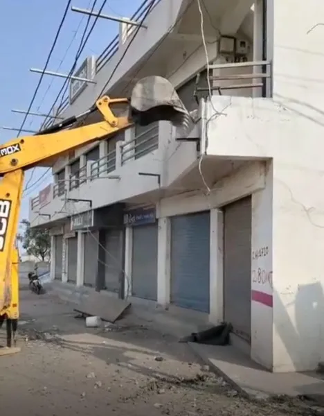 મોરબીમાં નાની કેનાલ રોડ ઉપર મનપા ગેરકાયદે દબાણો ઉપર તૂટી પડ્યું
