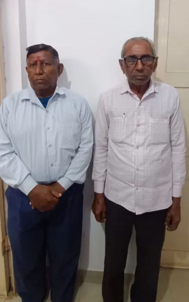 હળવદ જમીન કૌભાંડમાં નકલી હુકમમાં અસલી સિક્કા મારવાના આરોપસર બે પટ્ટાવાળા ઝડપાયા
