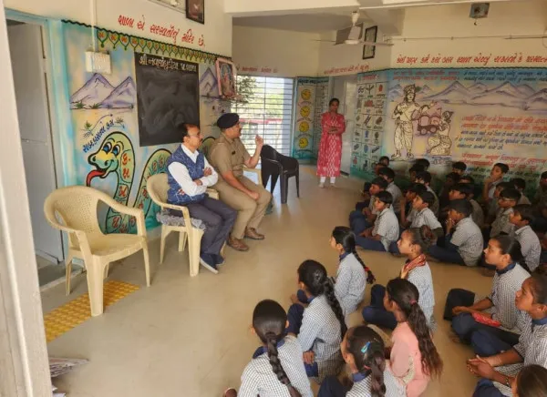 મોરબીમાં RTOએ વિદ્યાર્થીઓને પતંગ વિતરણ સાથે સલામતીની વિસ્તૃત સમજણ આપી

