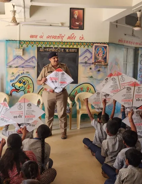 મોરબીમાં RTOએ વિદ્યાર્થીઓને પતંગ વિતરણ સાથે સલામતીની વિસ્તૃત સમજણ આપી
