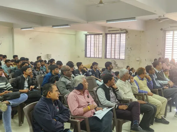 મોરબીની એલ. ઈ. ડિપ્લોમાં કોલેજમાં માર્ગ સલામતી વિશે સેમિનાર યોજાયો
