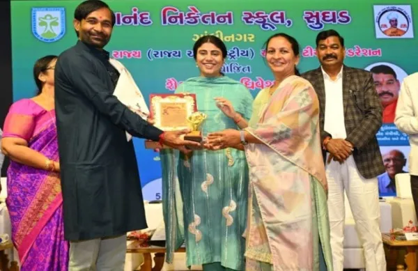 મોરબીની નાની વાવડીની શાળાના શિક્ષક નું શિક્ષણમંત્રીના હસ્તે સન્માનિત
