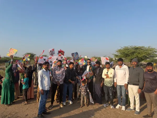 મોરબીમાં ઝૂંપટપટ્ટીના બાળકોને પતંગ-દોરા આપીને ઉત્તરાયણની ખરા અર્થમાં ઉજવણી