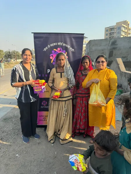 પાટીદાર વુમન્સ ગ્રુપ દ્વારા ઝૂંપડપટ્ટીના જરૂરિયાતમંદ પરિવારોને રાશન અને બાળકોને નાસ્તો કરાવાયો.

