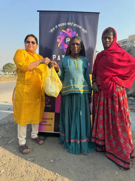 પાટીદાર વુમન્સ ગ્રુપ દ્વારા ઝૂંપડપટ્ટીના જરૂરિયાતમંદ પરિવારોને રાશન અને બાળકોને નાસ્તો કરાવાયો.
