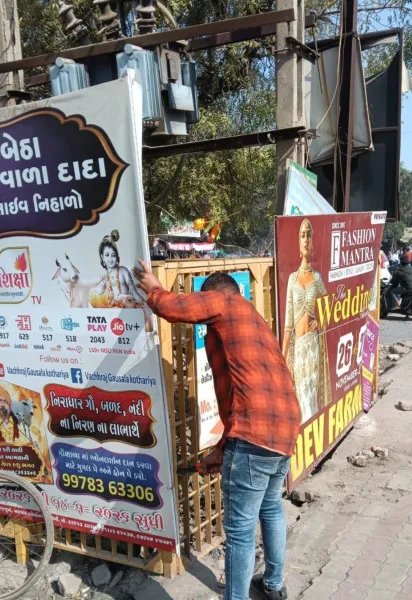 મોરબીમાં રોડને અડચણરૂપ ગેરકાયદે દબાણો પર તૂટી પડતી મહાપાલિકા
