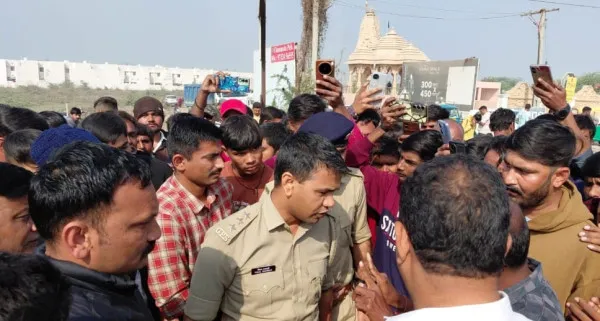 પીપળી-જેતપર રોડ પરની ચાર સોસાયટીમાં બિલ્ડરો અને ગ્રામ પંચાયતના પાપે અસુવિધા ભોગવતા લોકો રોડ પર ઉતર્યા
