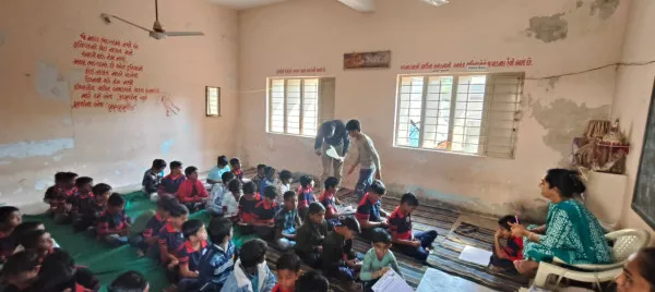 મોરબી ન્યુમિસમેટિક ક્લબના વાઇસ ચેરમેન અને હાઈકોર્ટના એડવોકેટ દર્શનભાઈ દવેના જન્મદિવસ નિમિત્તે શૈક્ષણિક કીટ વિતરણ
