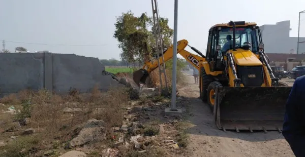 મોરબીમાં વાવડી ચોકડી પાસે ગેરકાયદે દબાણો પર મનપાનું બુલડોઝર ફરી વળ્યું 
