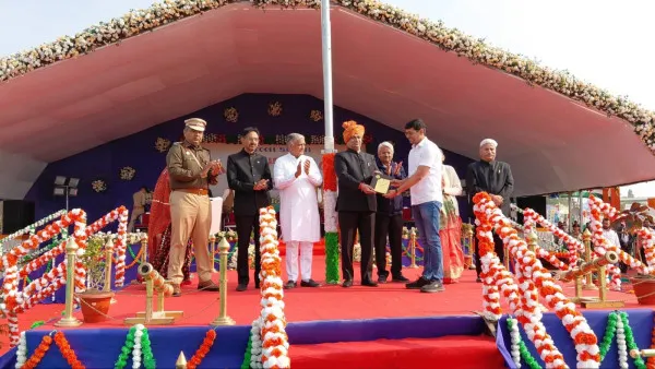 મોરબીમાં વર્ષ દરમિયાન ઉત્કૃષ્ટ કામગીરી કરનાર 'કર્મવીરો' અને કલાકારોનું શાનદાર સન્માન.
