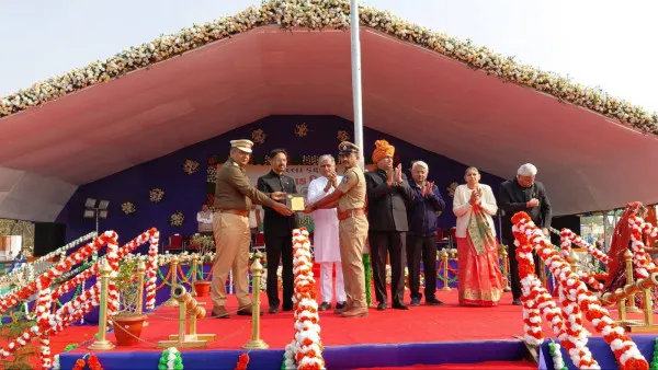 મોરબીમાં વર્ષ દરમિયાન ઉત્કૃષ્ટ કામગીરી કરનાર 'કર્મવીરો' અને કલાકારોનું શાનદાર સન્માન.
