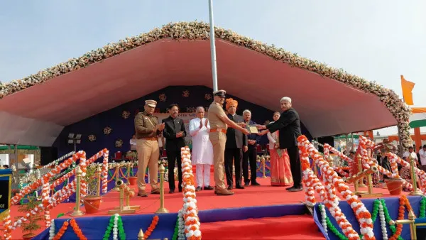 મોરબીમાં વર્ષ દરમિયાન ઉત્કૃષ્ટ કામગીરી કરનાર 'કર્મવીરો' અને કલાકારોનું શાનદાર સન્માન.
