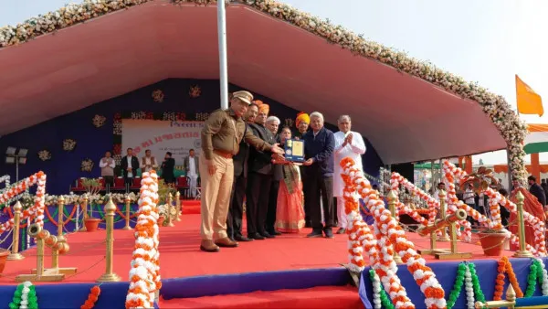 મોરબીમાં વર્ષ દરમિયાન ઉત્કૃષ્ટ કામગીરી કરનાર 'કર્મવીરો' અને કલાકારોનું શાનદાર સન્માન.
