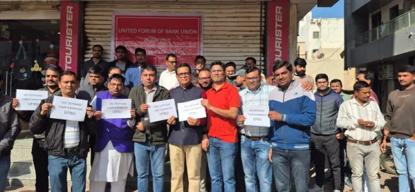 RBI અને વીમા સેક્ટરની જેમ બેંકોમાં પણ ૫ દિવસ કામની માંગ સાથે મોરબીમાં ઉગ્ર સૂત્રોચ્ચાર કરતા બેંક કર્મચારીઓ.
