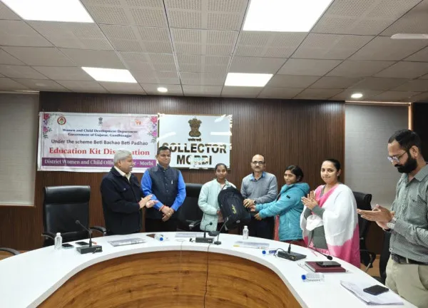 મોરબી તેજસ્વી દીકરીઓને કલેકટરના હસ્તે એજ્યુકેશન કીટ અર્પણ.
​