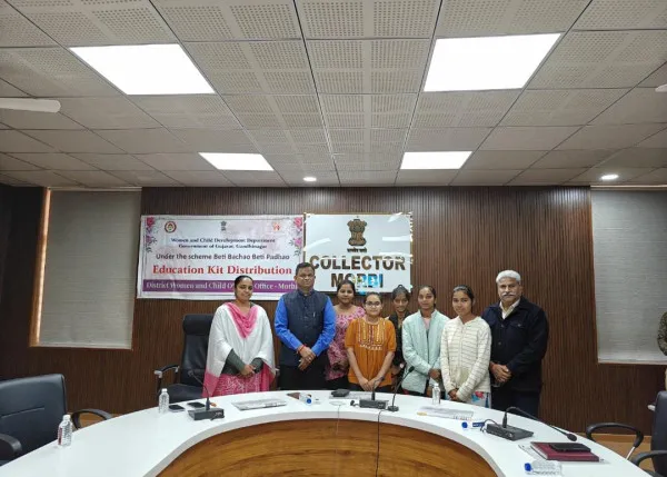 મોરબી તેજસ્વી દીકરીઓને કલેકટરના હસ્તે એજ્યુકેશન કીટ અર્પણ.
​
