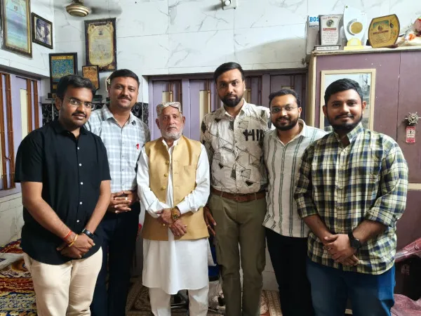 પદ્મશ્રી એવોર્ડ વિજેતા 'હાજી રમકડું'નું મોરબીના અગ્રણીઓ દ્વારા જૂનાગઢ ખાતે સન્માન.
