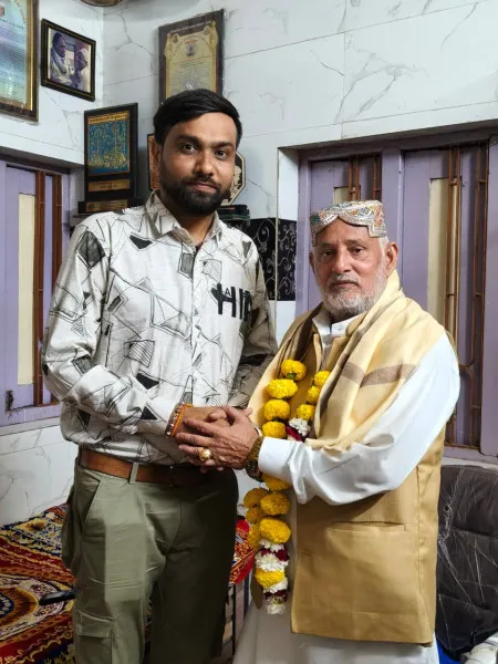પદ્મશ્રી એવોર્ડ વિજેતા 'હાજી રમકડું'નું મોરબીના અગ્રણીઓ દ્વારા જૂનાગઢ ખાતે સન્માન.
