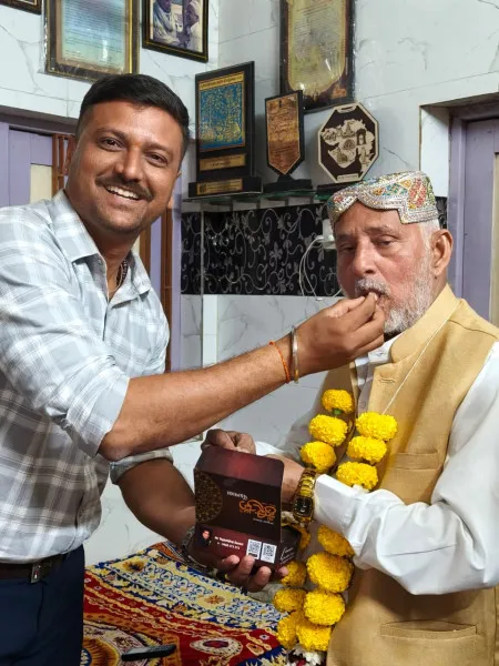 પદ્મશ્રી એવોર્ડ વિજેતા 'હાજી રમકડું'નું મોરબીના અગ્રણીઓ દ્વારા જૂનાગઢ ખાતે સન્માન.
