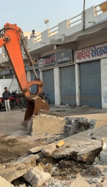 મોરબી રાજકોટ હાઇવે પર ગેરકાયદે દબાણો પર મનપાનું બુલડોઝર ફરી વળ્યું
