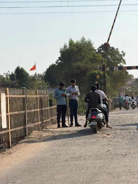 હળવદમાં વેગડવાવ ફાટક પર બ્રિજની કામગીરીએ વેગ પકડ્યો, ફાઈનલ માપણી પુરી
