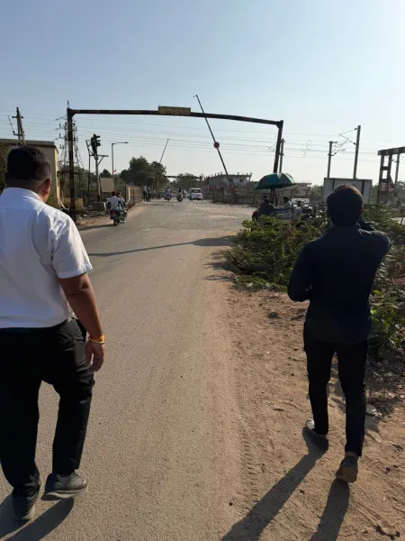 હળવદમાં વેગડવાવ ફાટક પર બ્રિજની કામગીરીએ વેગ પકડ્યો, ફાઈનલ માપણી પુરી
