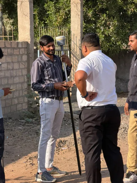 હળવદમાં વેગડવાવ ફાટક પર બ્રિજની કામગીરીએ વેગ પકડ્યો, ફાઈનલ માપણી પુરી
