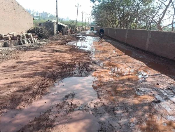 મોરબીમાં ઉબડ ખાબડ માર્ગો અને ઉપરથી ગટરના વહેતા ગંદા પાણીથી બદતર હાલત
