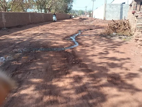 મોરબીમાં ઉબડ ખાબડ માર્ગો અને ઉપરથી ગટરના વહેતા ગંદા પાણીથી બદતર હાલત
