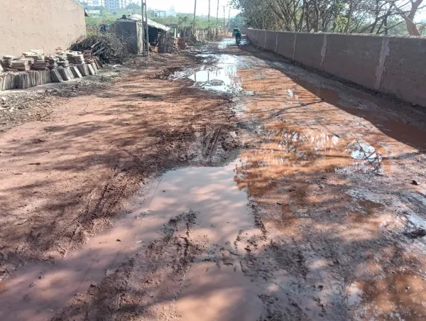 મોરબીમાં ઉબડ ખાબડ માર્ગો અને ઉપરથી ગટરના વહેતા ગંદા પાણીથી બદતર હાલત
