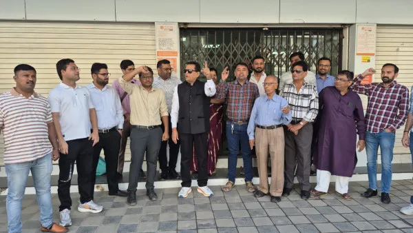 રાષ્ટ્રવ્યાપી બેંક હડતાળ: ગુજરાતમાં ₹15,000 કરોડના વ્યવહારો ખોરવાયા, મોરબીમાં ઉગ્ર વિરોધ
