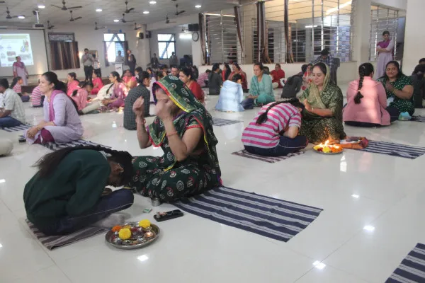સાર્થક વિદ્યામંદિરમાં 'માતા-પિતા પૂજન દિવસ'ની ભાવસભર ઉજવણી