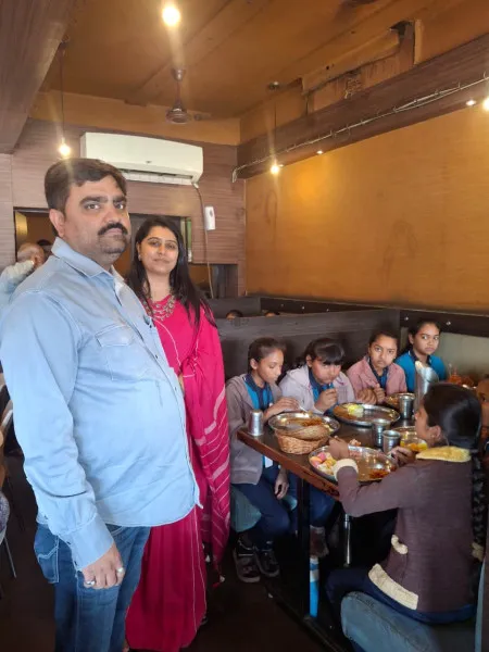 બાળકોને વૈભવી કારમાં  સહેલગાહ અને ભોજન કરાવી વેલેન્ટાઈન ડેની વાત્સલ્ય દિવસ તરીકે ઉજવણી