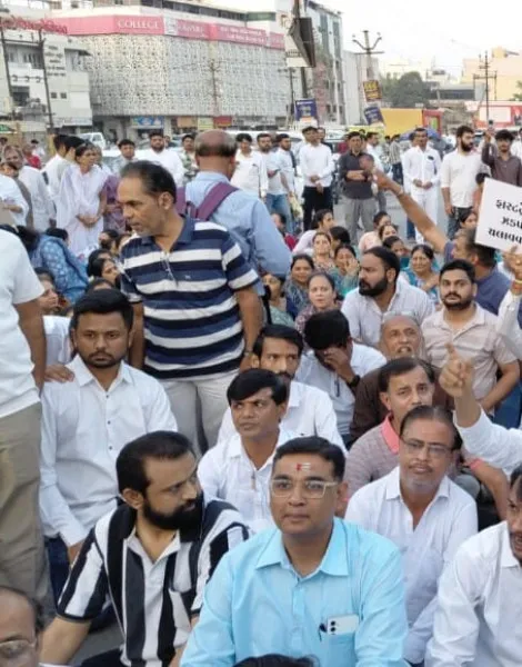 મોરબીમાં વેપારીની હત્યાથી પરિવાર સહિત સમગ્ર સમાજનો આક્રોશ સાતમા આસમાને
