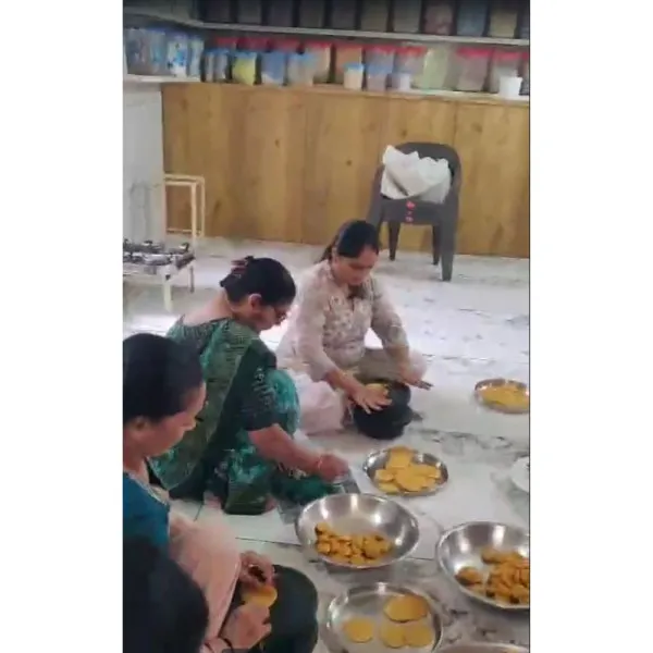 મોરબીમાં ઘરમાં નોકર-ચાકર ધરાવતા 20 શ્રીમંત મહિલાઓ ભુખ્યાજનોની ઠારે છે જઠરાગ્નિ
