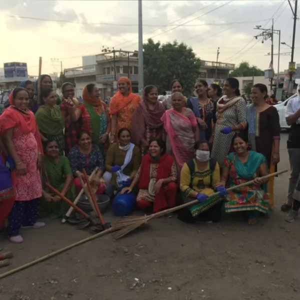 મોરબીમાં ઘરમાં નોકર-ચાકર ધરાવતા 20 શ્રીમંત મહિલાઓ ભુખ્યાજનોની ઠારે છે જઠરાગ્નિ
