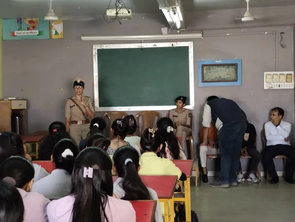 મોરબીની Omvvim કોલેજ ખાતે સ્ત્રી સુરક્ષા સંગઠન અને પોલીસ 'શી' ટીમ દ્વારા મહિલા જાગૃતિ સેમિનાર યોજાયો.
